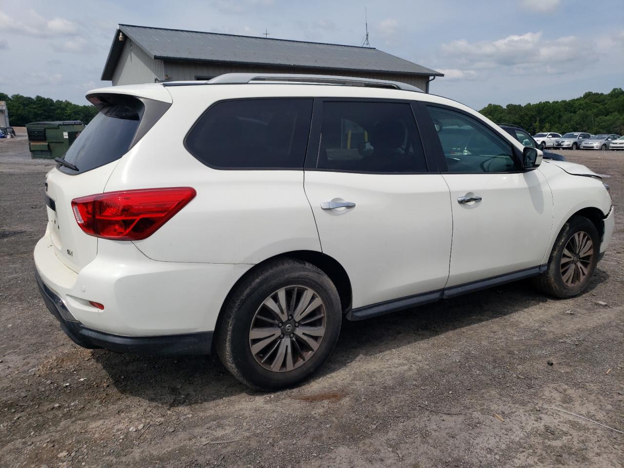 2017 Nissan Pathfinder - Image 3