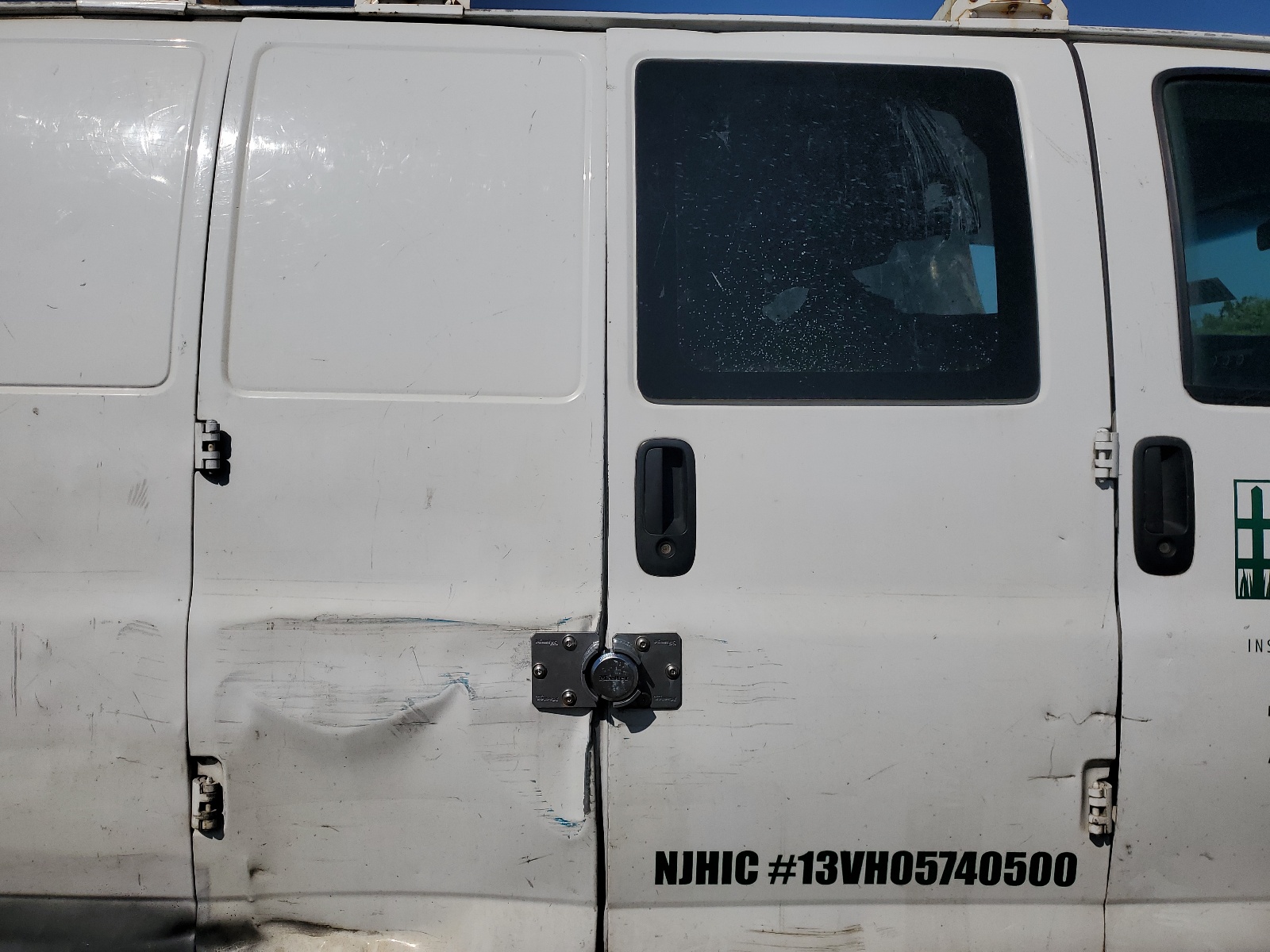 1GCWGBFF3H1105621 2017 Chevrolet Express G2500