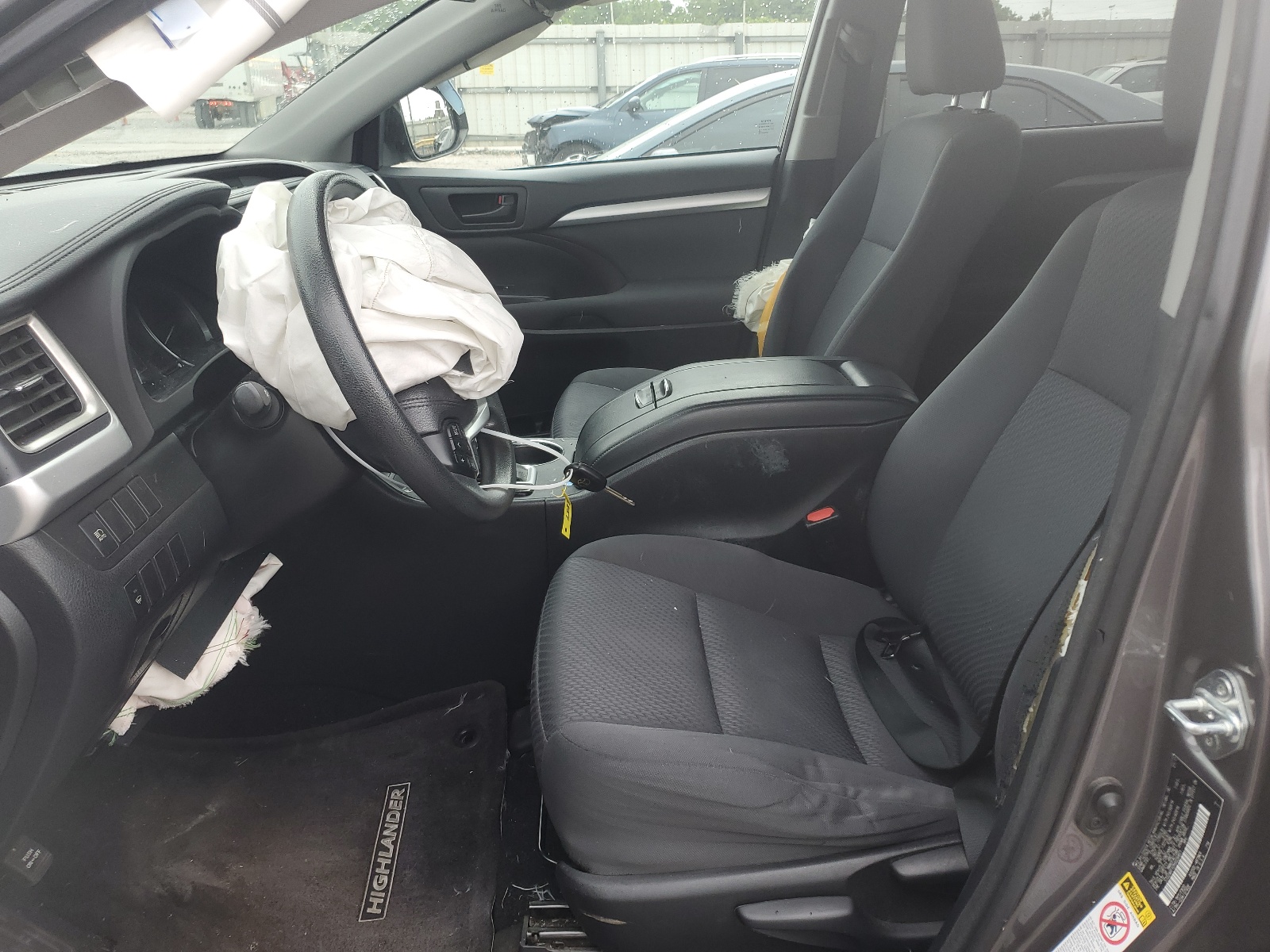 5TDZARFH3HS026851 2017 Toyota Highlander Le