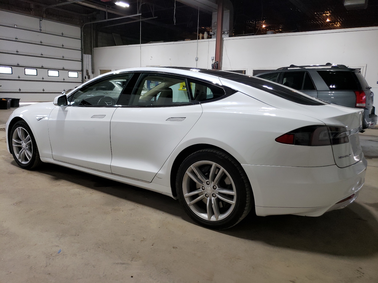 2014 Tesla Model S vin: 5YJSA1S16EFP38041