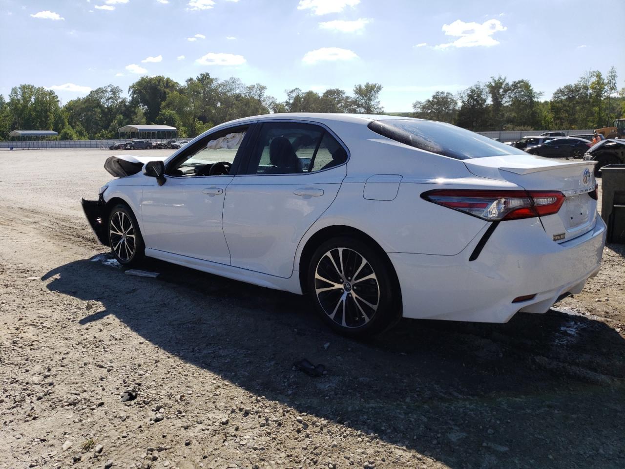 4T1B11HK4JU667483 2018 TOYOTA CAMRY - Image 2