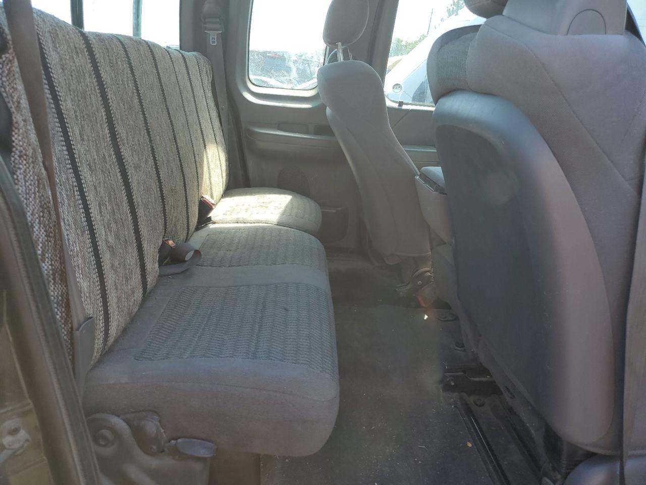 2002 Ford F150 VIN: 1FTRX18W32KD70240 Lot: 61463024