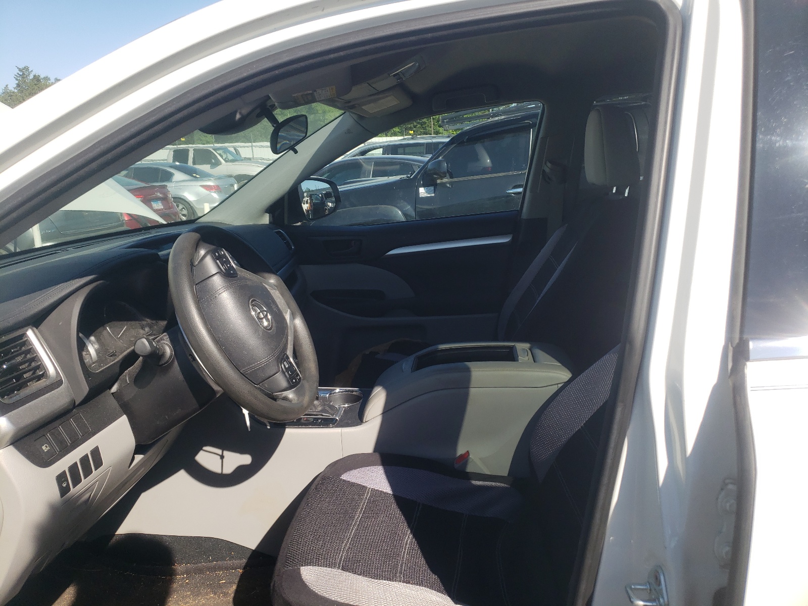 5TDZARFH0HS028217 2017 Toyota Highlander Le