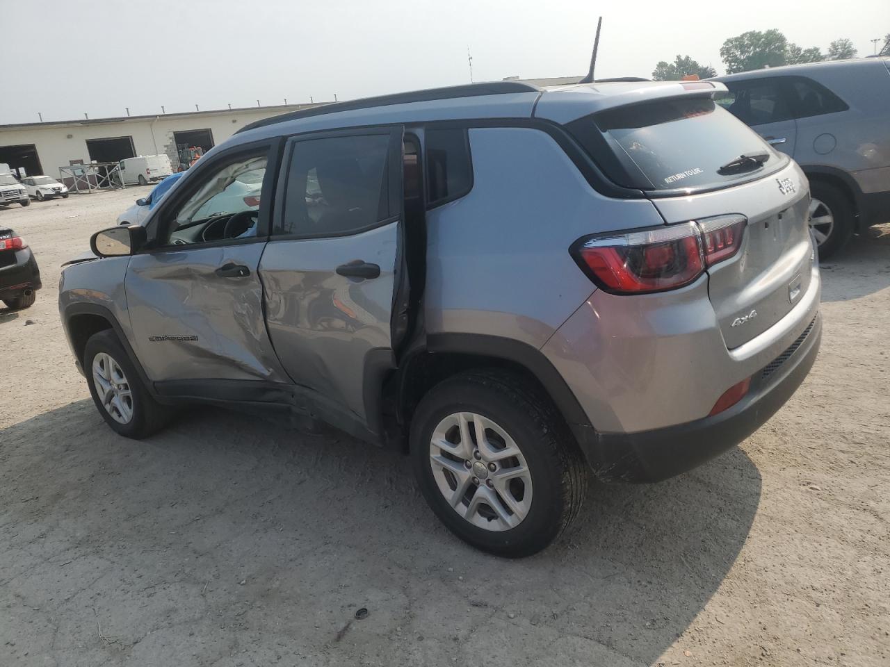 3C4NJDAB3JT143622 2018 JEEP COMPASS - Image 2