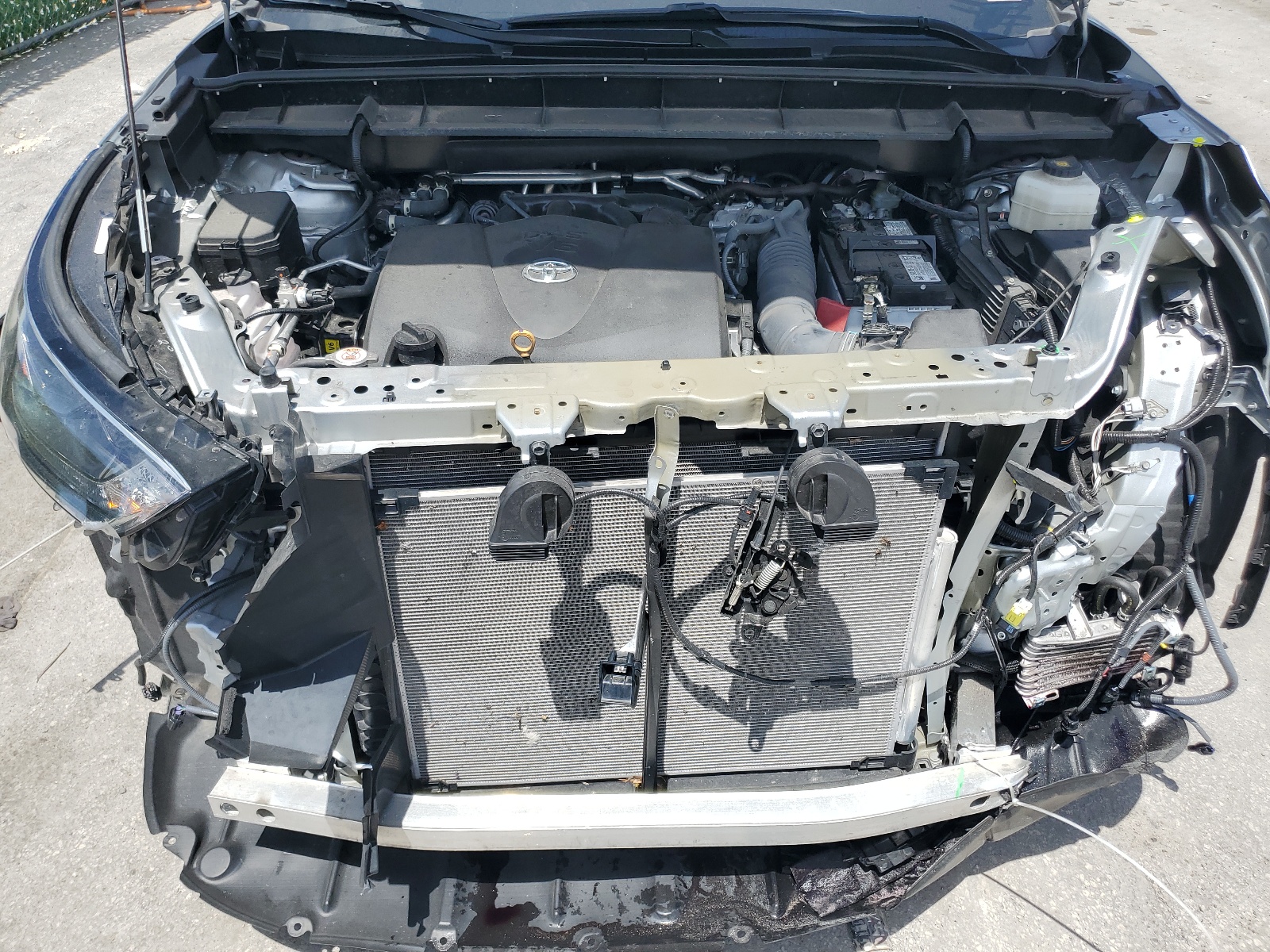 5TDGZRAH2NS555338 2022 Toyota Highlander Xle