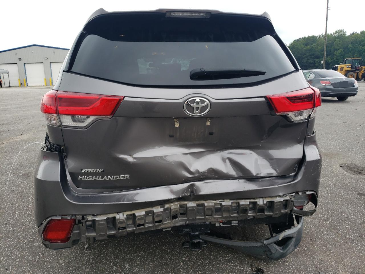 5TDZARFHXKS058803 2019 Toyota Highlander Le