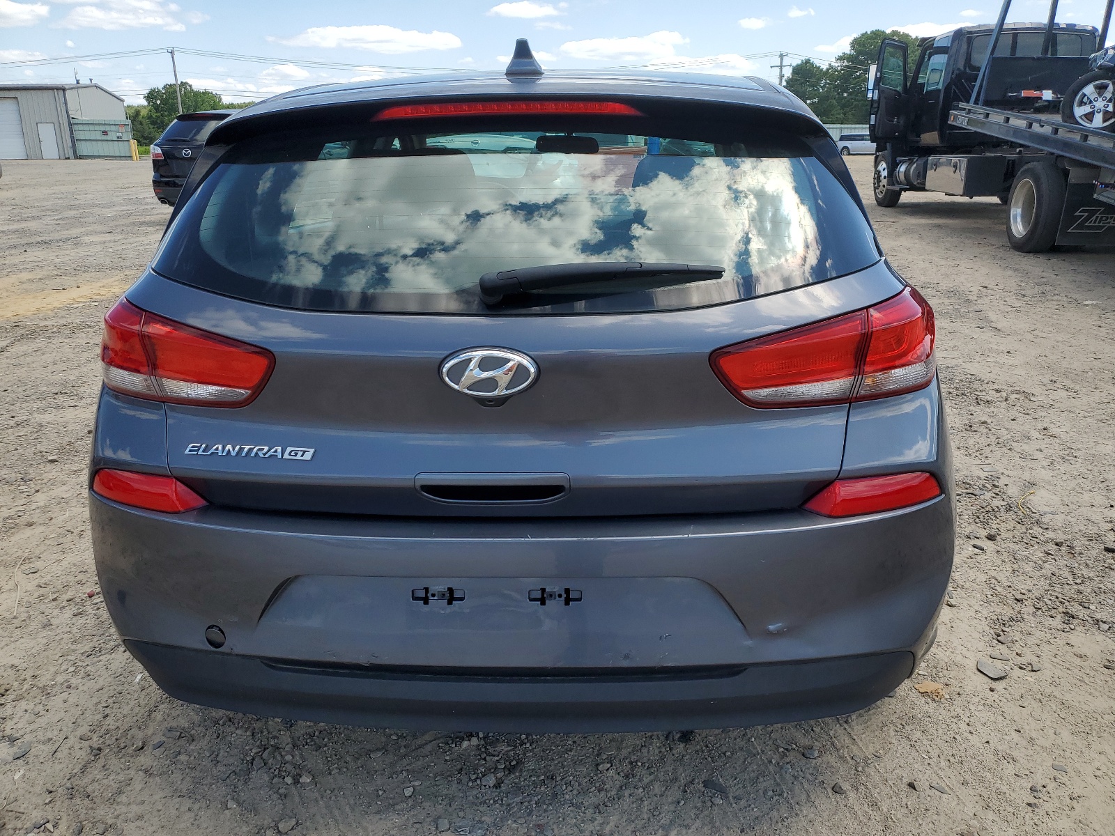 2018 Hyundai Elantra Gt vin: KMHH35LE4JU067124