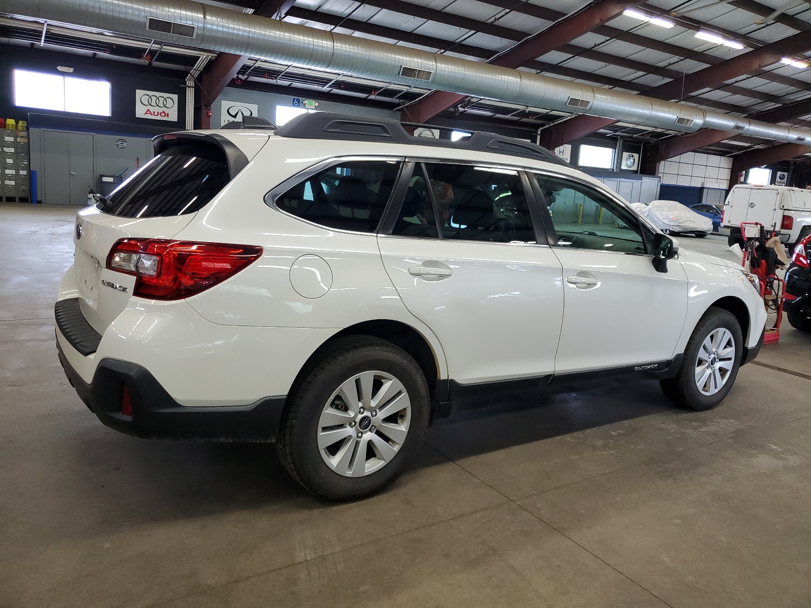 2019 Subaru Outback 2.5I Premium vin: 4S4BSAHC8K3205960