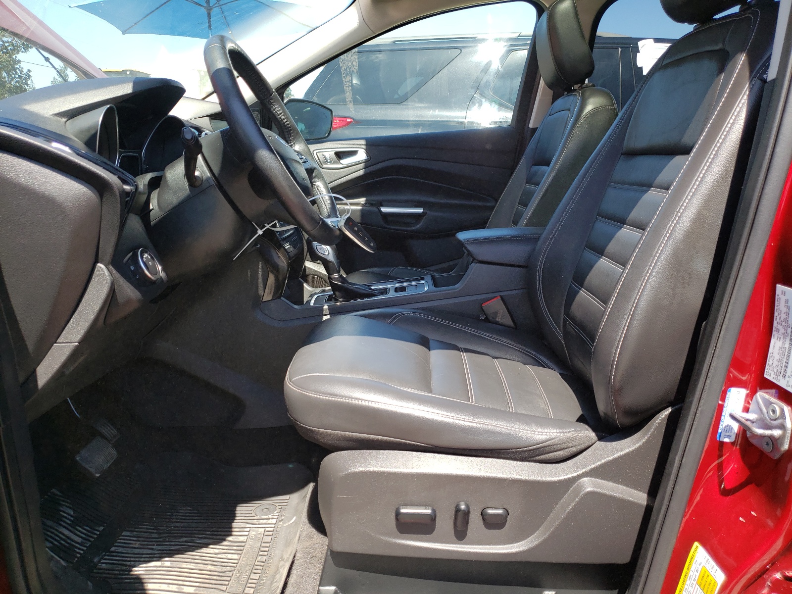 1FMCU9J91KUA80659 2019 Ford Escape Titanium