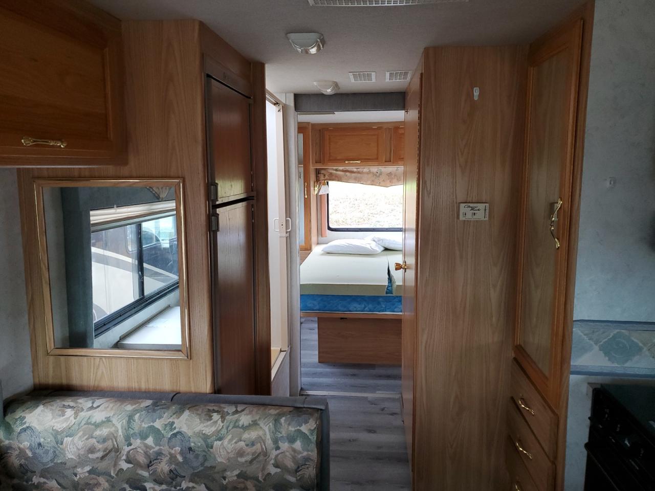 1999 Ford F550 Super Duty Stripped Chassis VIN: 3FCMF53S5XJA35054 Lot: 62805084