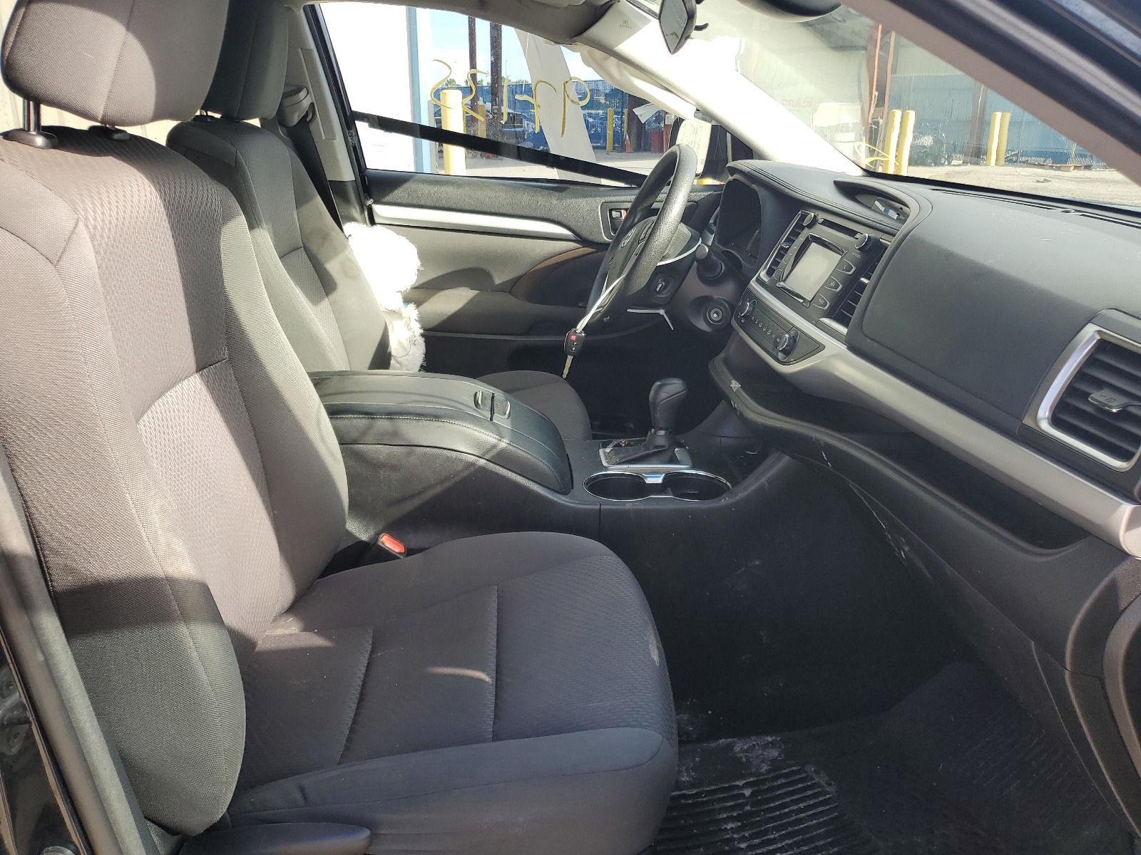 5TDZARFH3JS032851 2018 Toyota Highlander Le