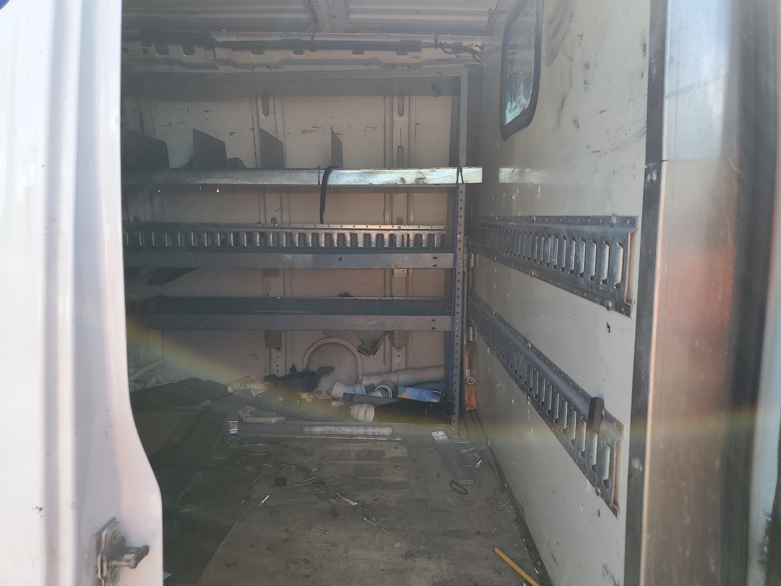 1GCWGAFP7J1165264 2018 Chevrolet Express G2500