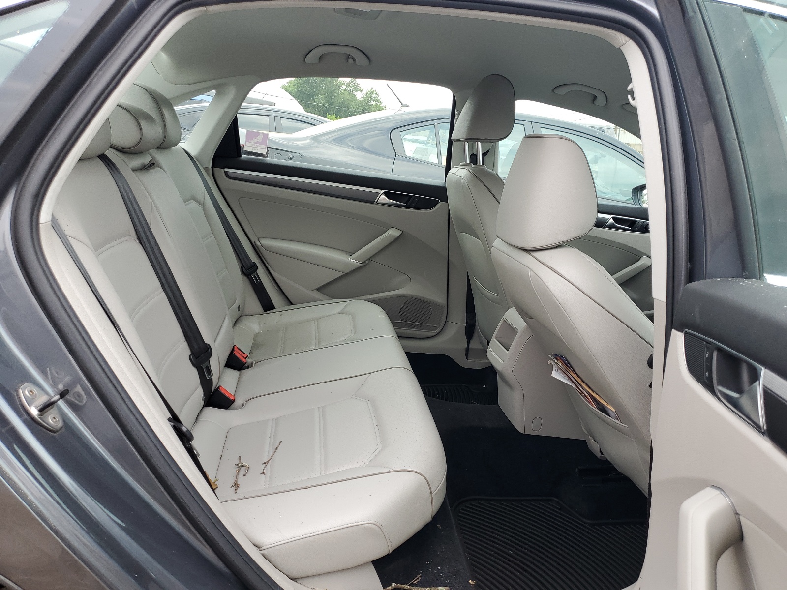 1VWDT7A32HC031705 2017 Volkswagen Passat R-Line