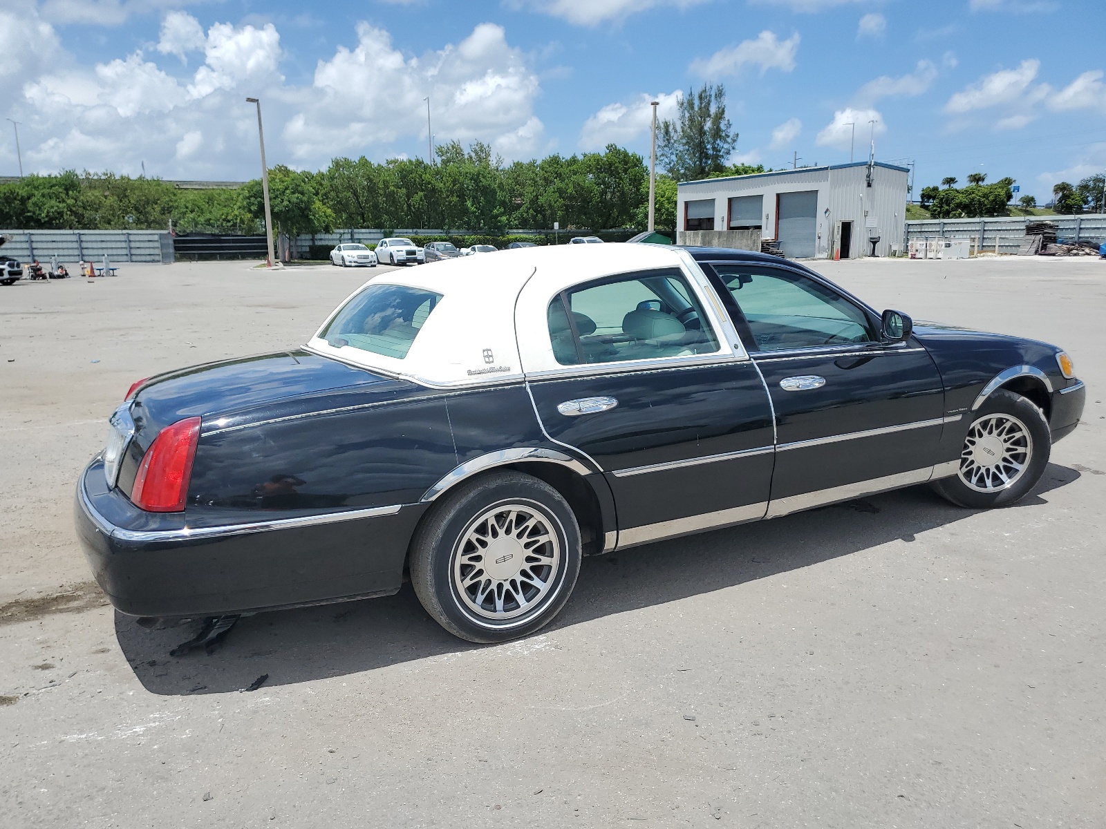 1LNHM82W11Y607689 2001 Lincoln Town Car Signature