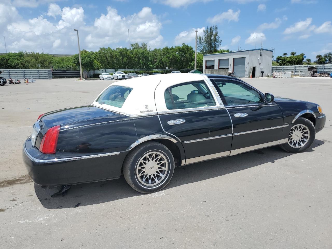 2001 Lincoln Town Car Signature VIN: 1LNHM82W11Y607689 Lot: 63812304