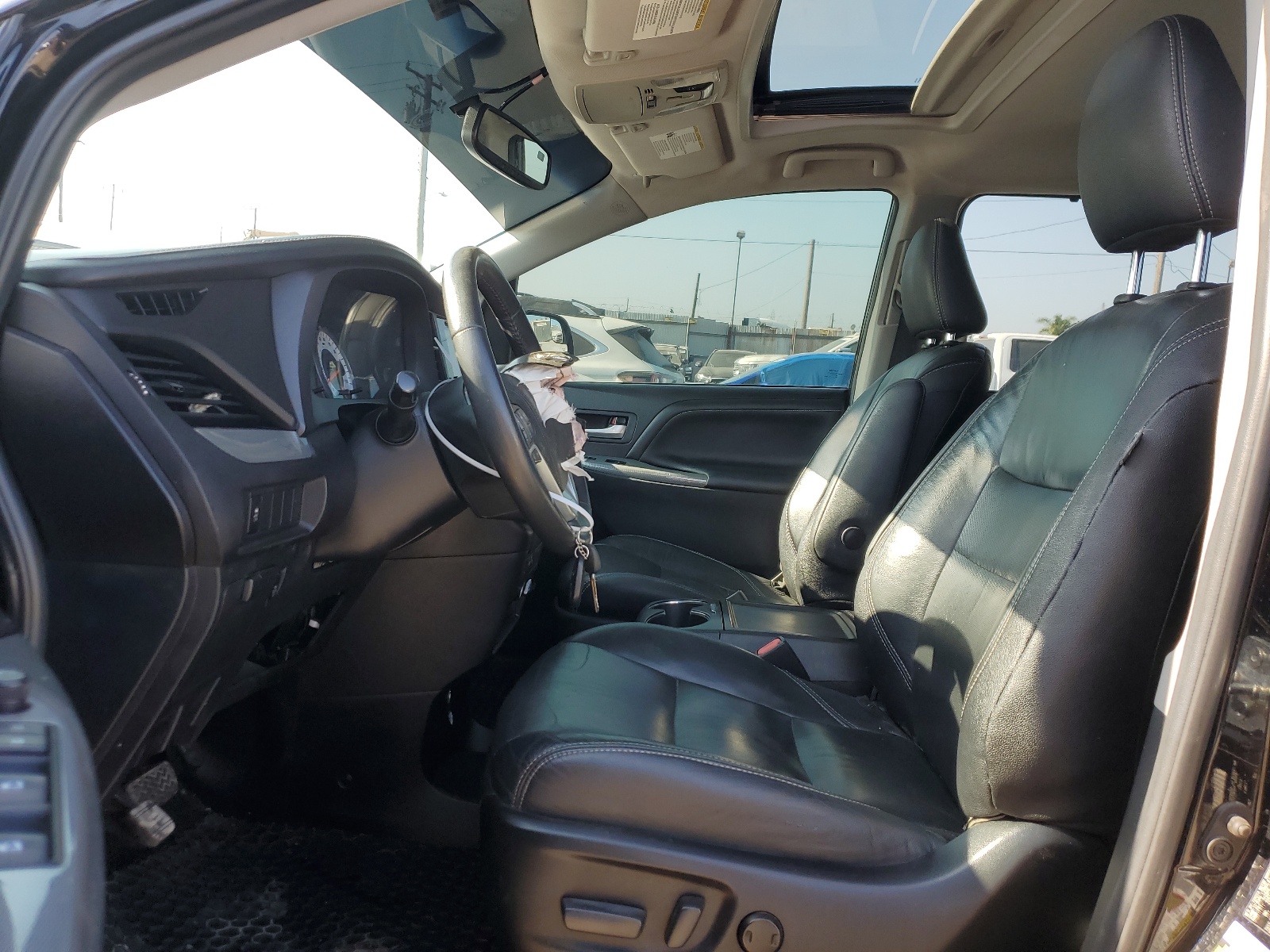 5TDXZ3DCXHS856280 2017 Toyota Sienna Se