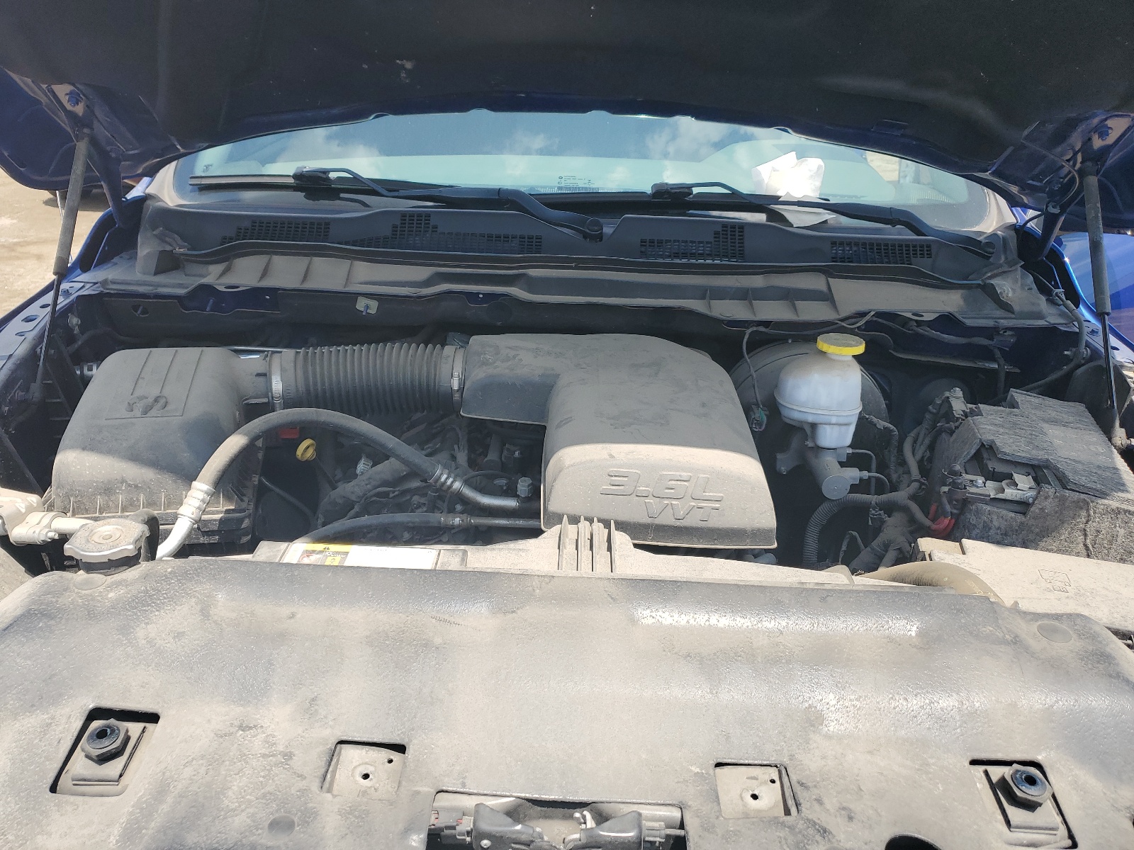 1C6RR7LG0JS293667 2018 Ram 1500 Slt