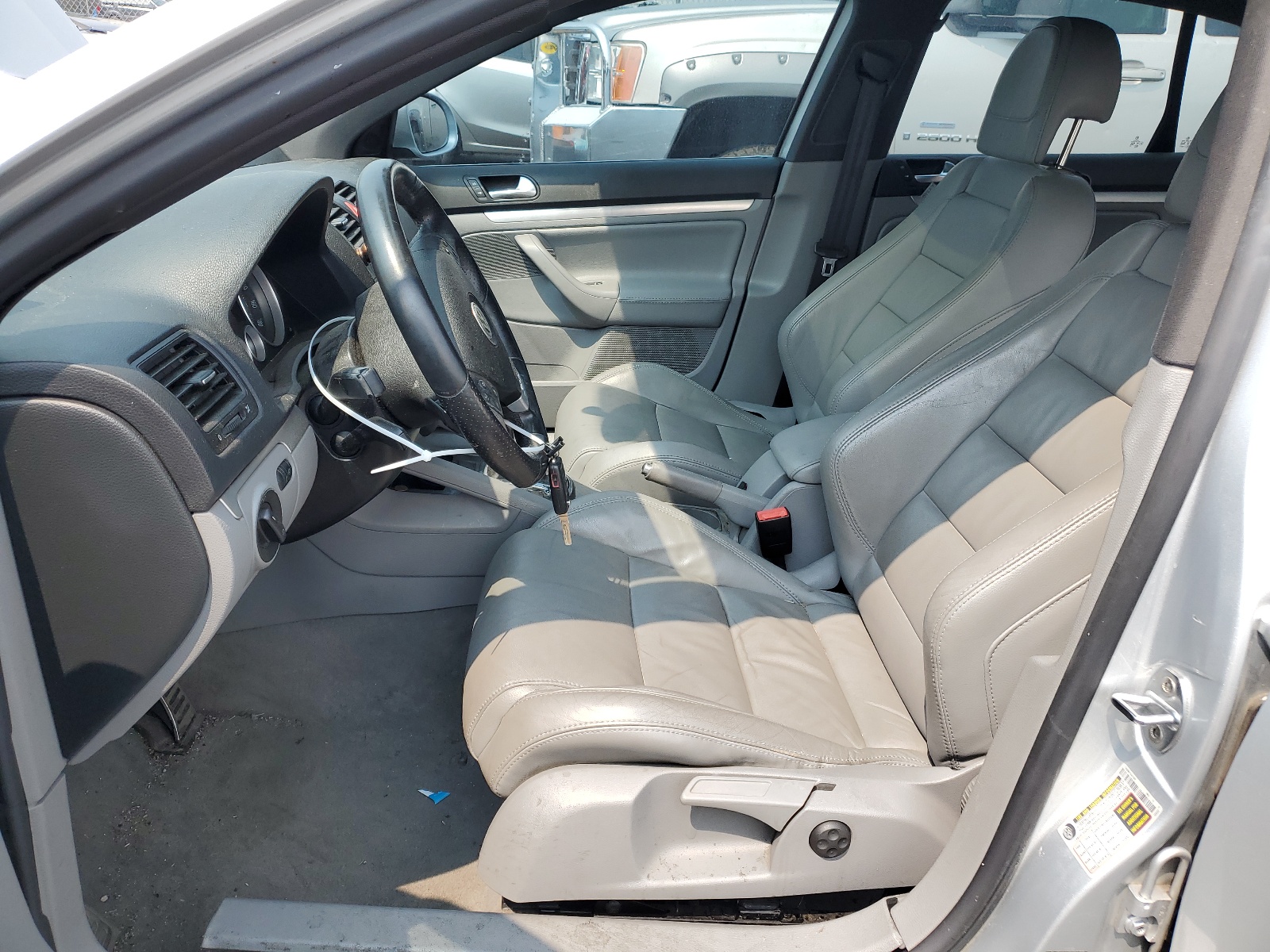 3VWXJ71K56M646514 2006 Volkswagen Jetta Gli Option Package 2