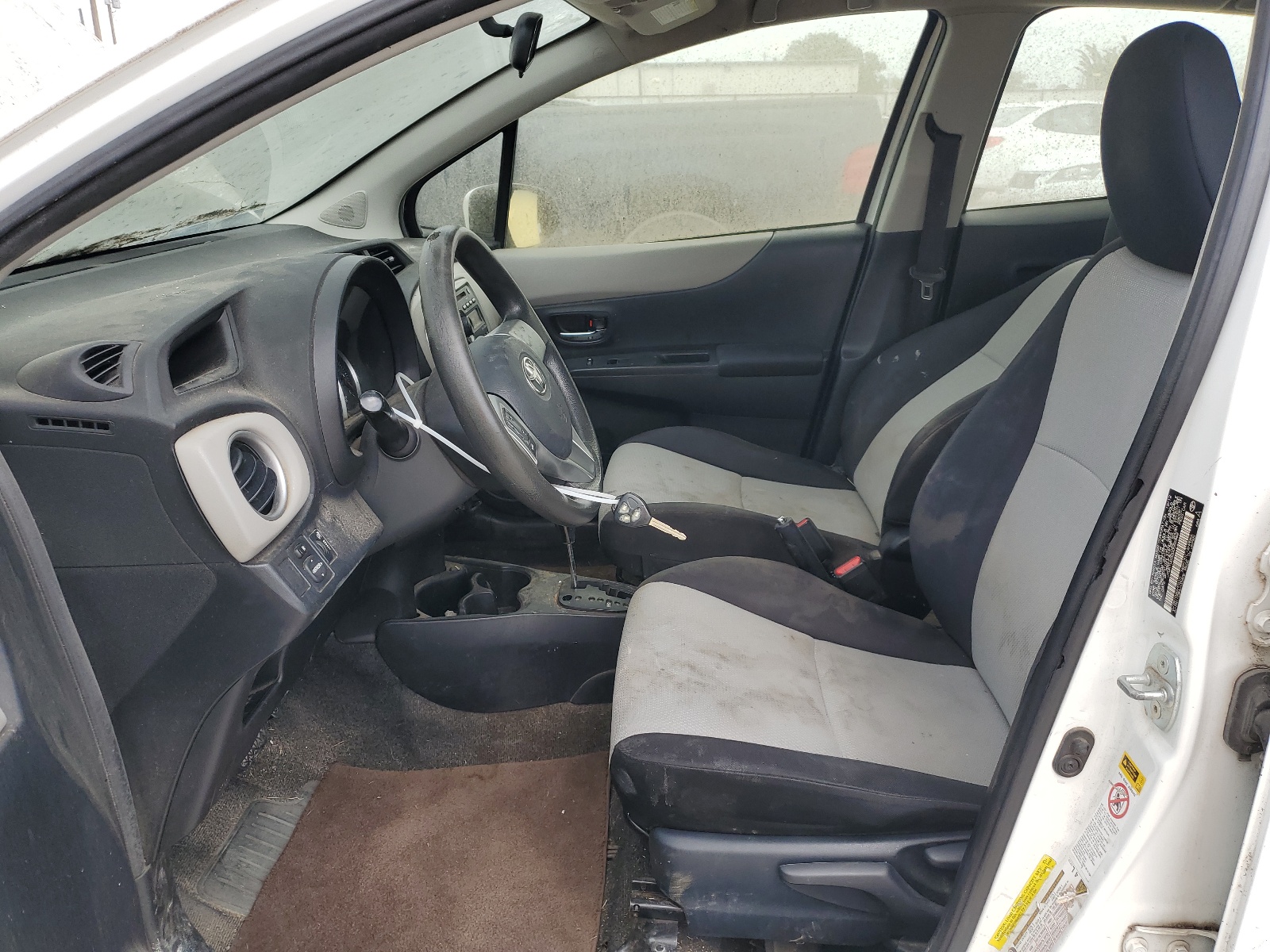 JTDKTUD32DD555882 2013 Toyota Yaris