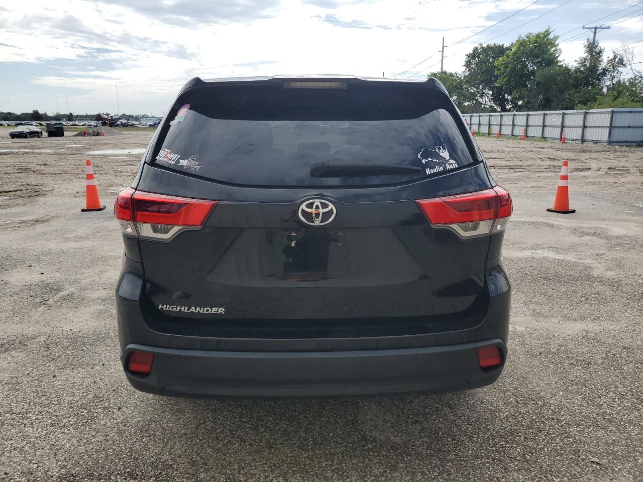 2018 Toyota Highlander Le VIN: 5TDZARFH3JS032851 Lot: 63322874