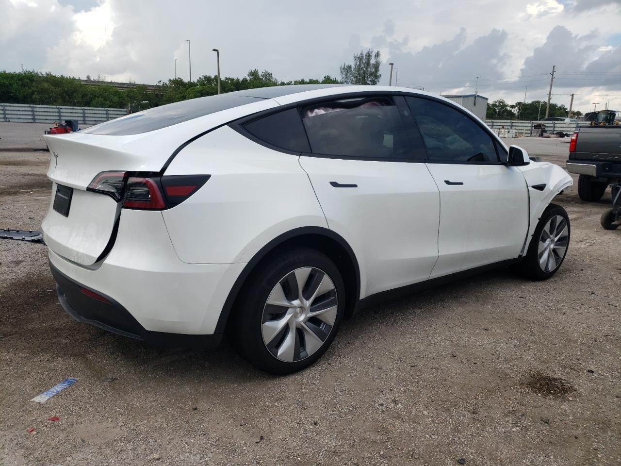 7SAYGDED4RF090398 Tesla Model Y  3