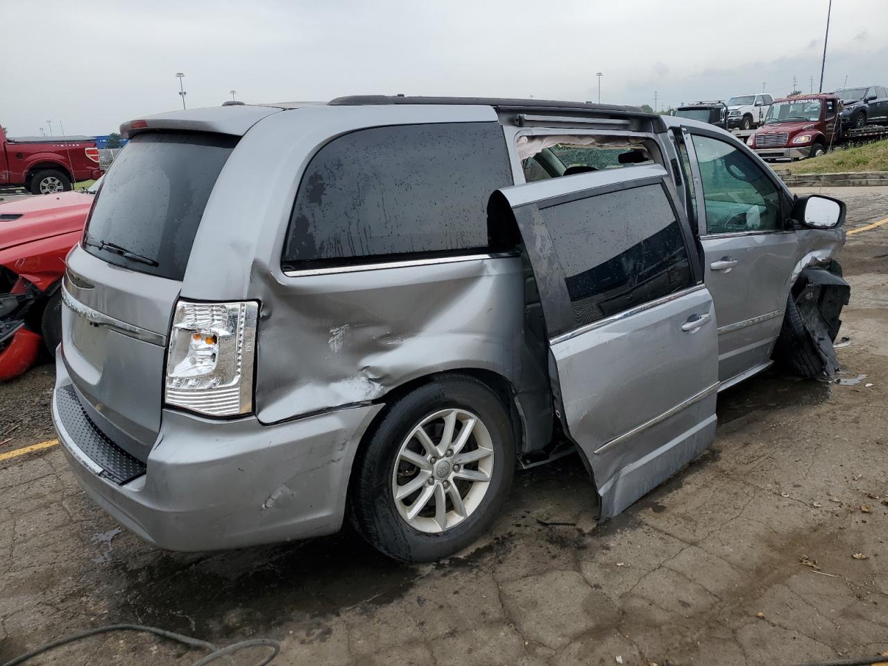 2013 Chrysler Town & Country - Image 3