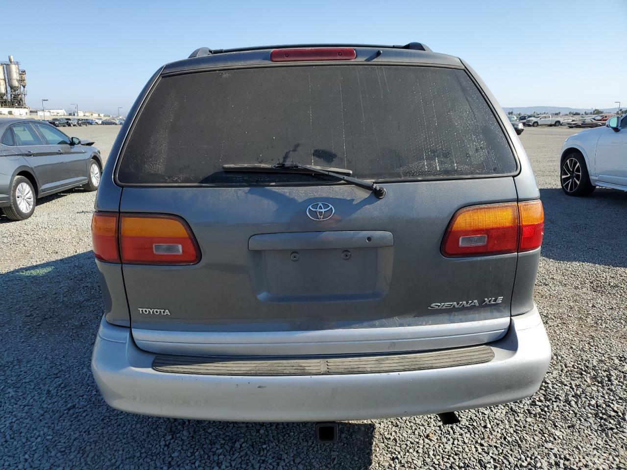 2000 Toyota Sienna Le VIN: 4T3ZF13C8YU243449 Lot: 64716004