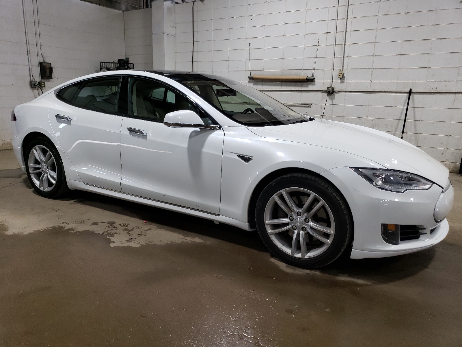 2014 Tesla Model S vin: 5YJSA1S16EFP38041