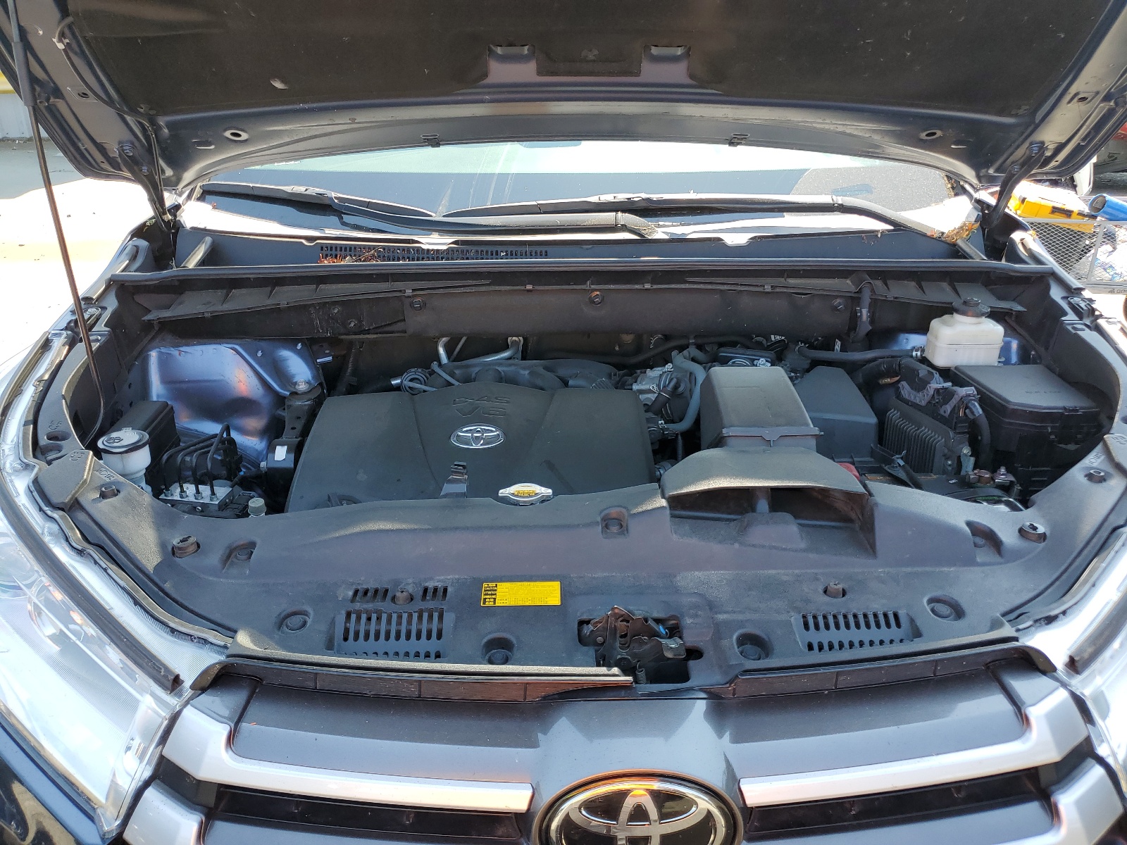 5TDBZRFH9HS435785 2017 Toyota Highlander Le