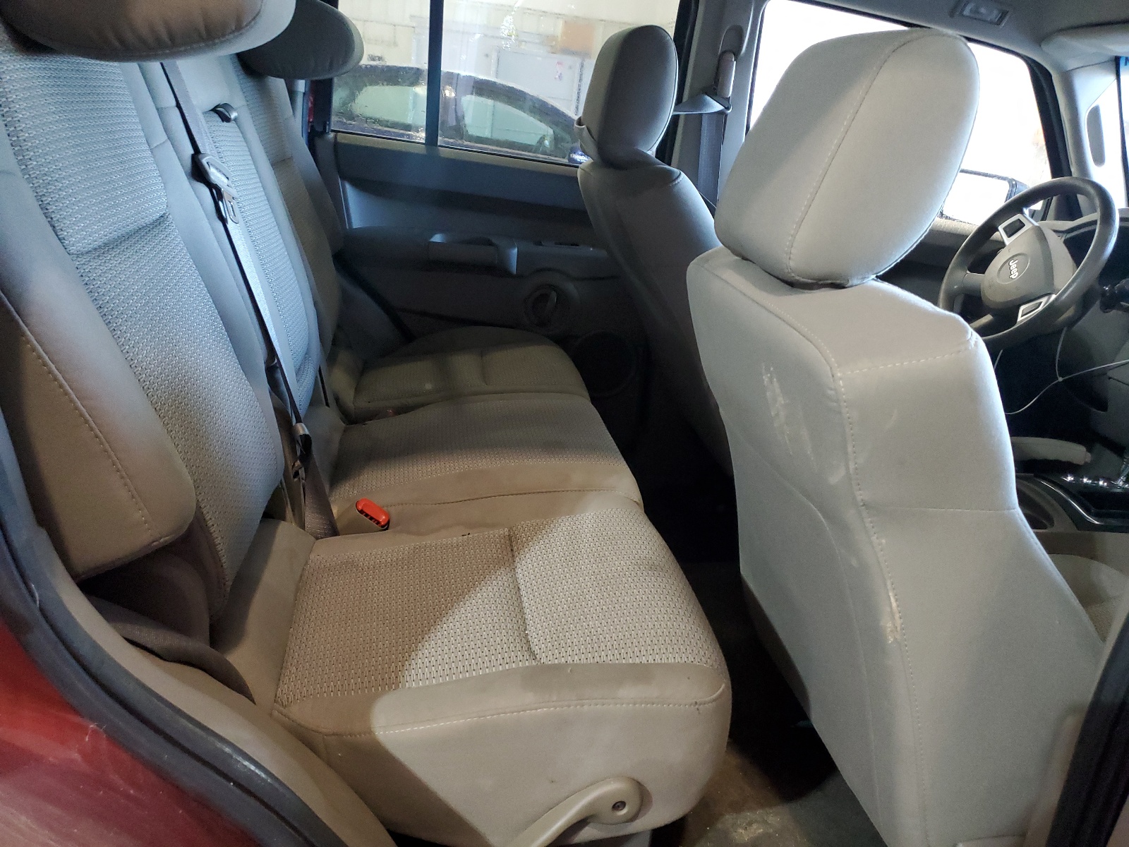 1J8HG48K98C111337 2008 Jeep Commander Sport