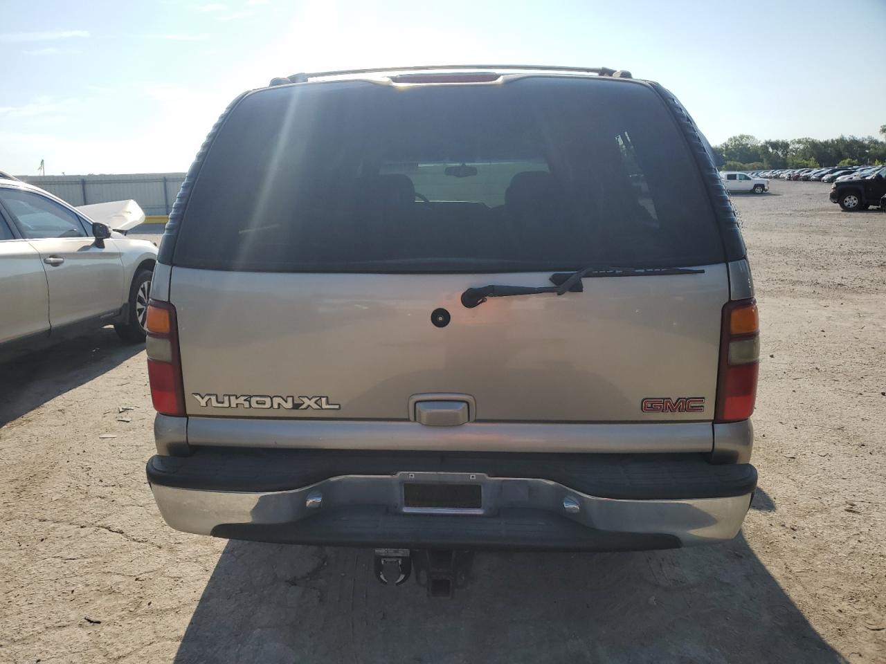 2001 GMC Yukon Xl K1500 VIN: 3GKFK16T81G261423 Lot: 63192984