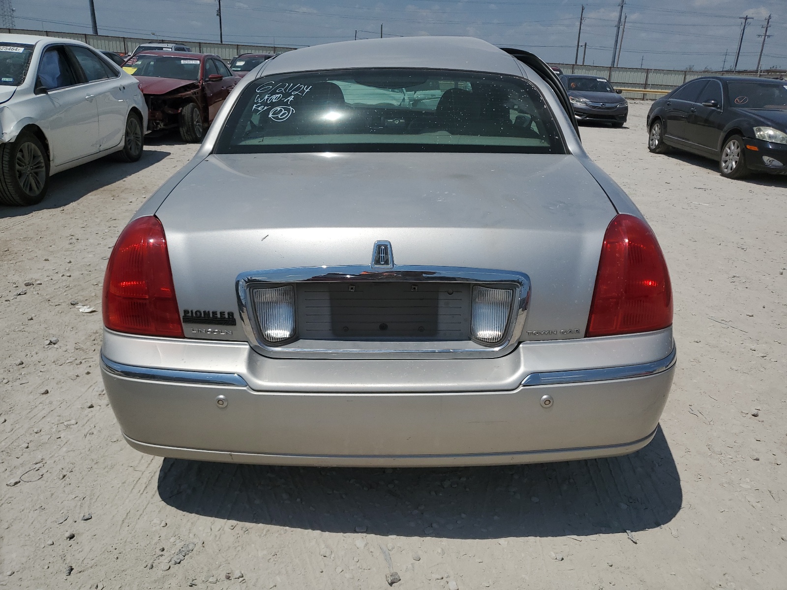 1LNHM83W84Y635377 2004 Lincoln Town Car Ultimate