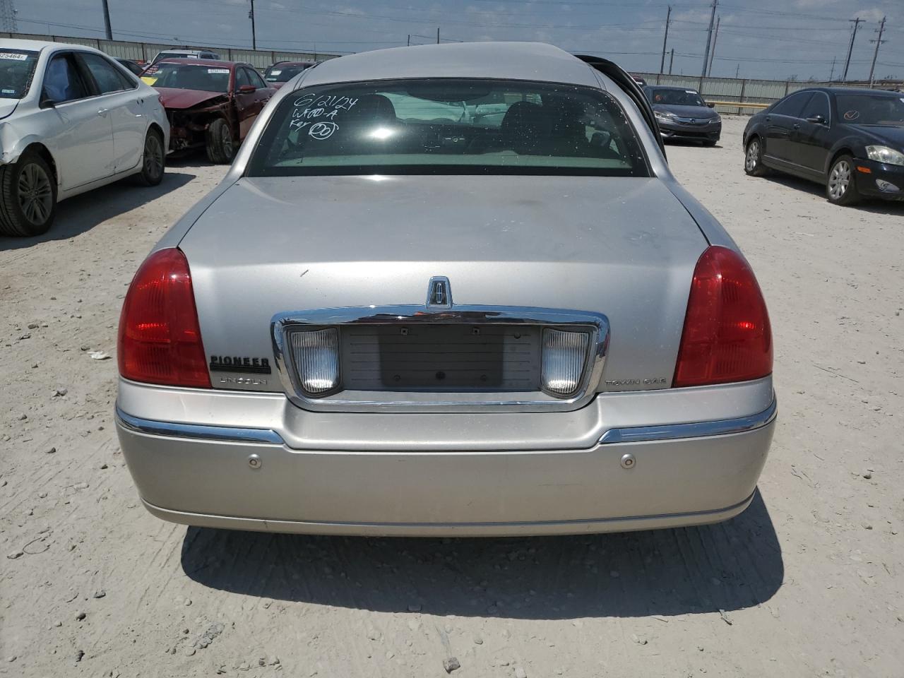 2004 Lincoln Town Car Ultimate VIN: 1LNHM83W84Y635377 Lot: 62804634