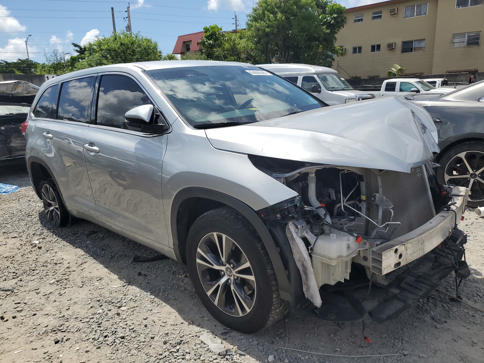 2018 Toyota Highlander Le vin: 5TDZZRFH5JS272606