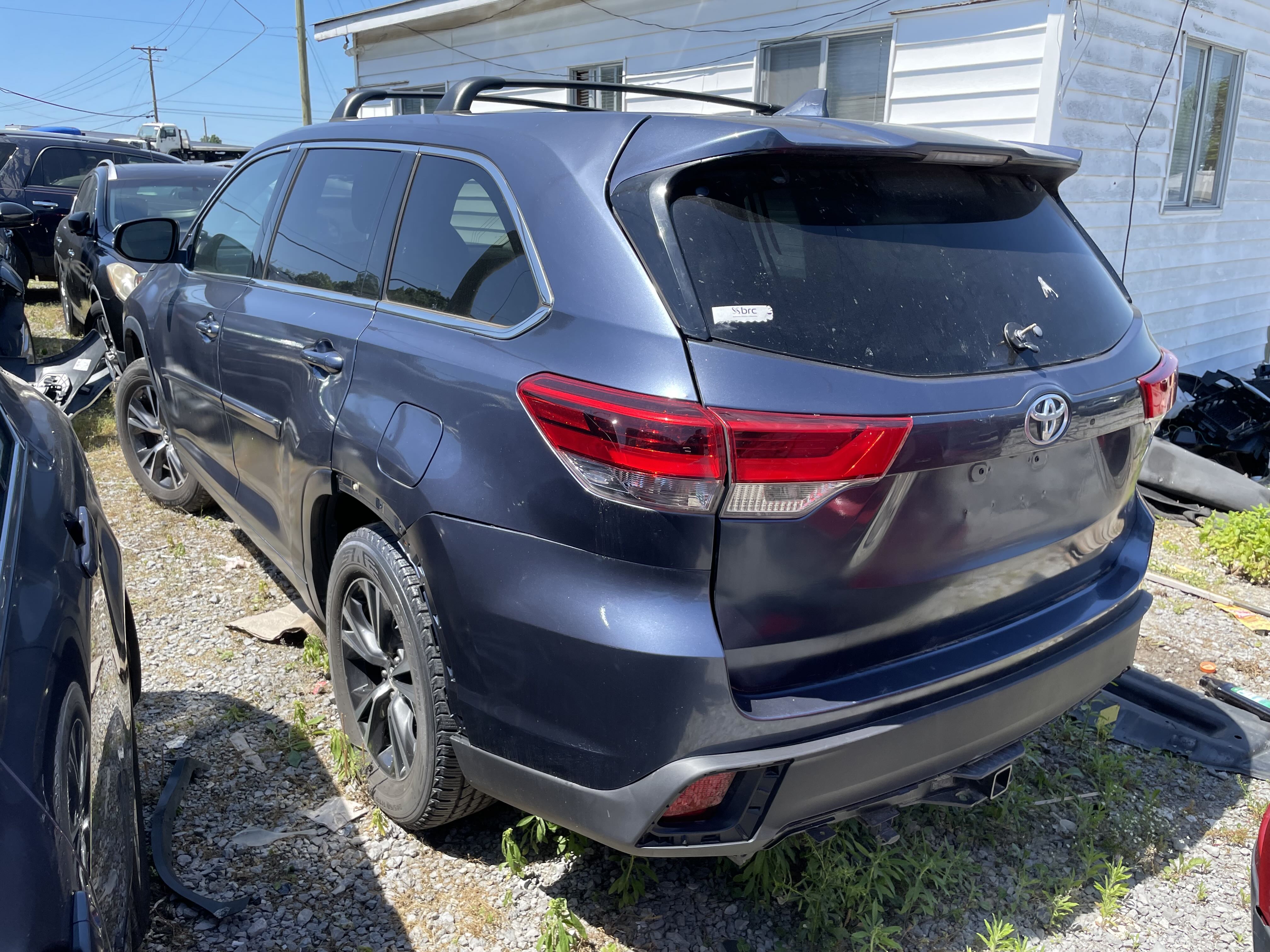 5TDZZRFH6JS250405 2018 Toyota Highlander Le