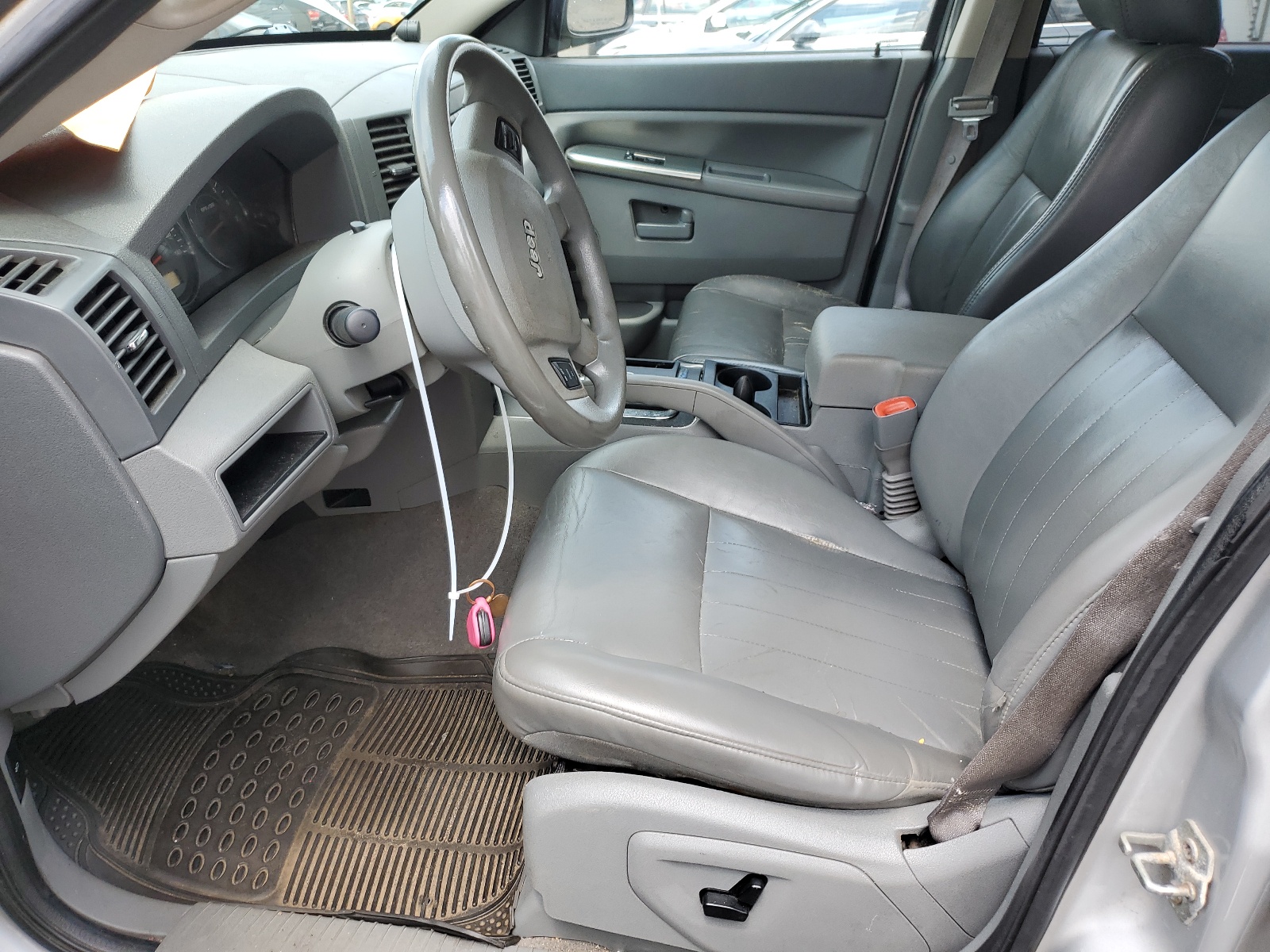 1J4GR48K45C708656 2005 Jeep Grand Cherokee Laredo