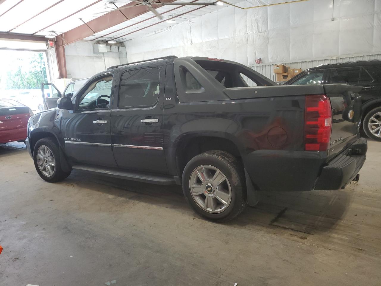 2010 Chevrolet Avalanche - Image 2