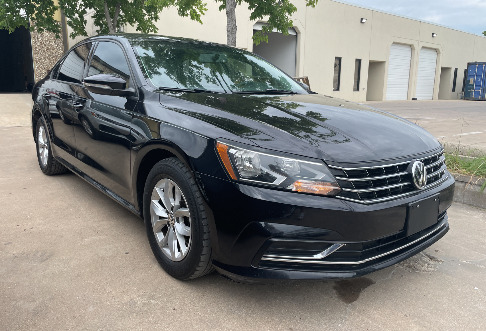 2018 Volkswagen Passat S vin: 1VWAA7A38JC003910