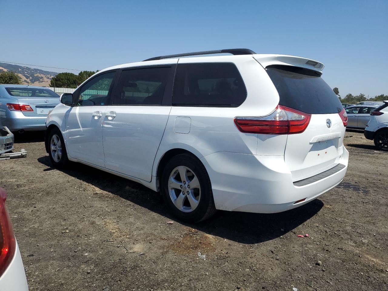 5TDKK3DC0FS567355 2015 TOYOTA SIENNA - Image 2