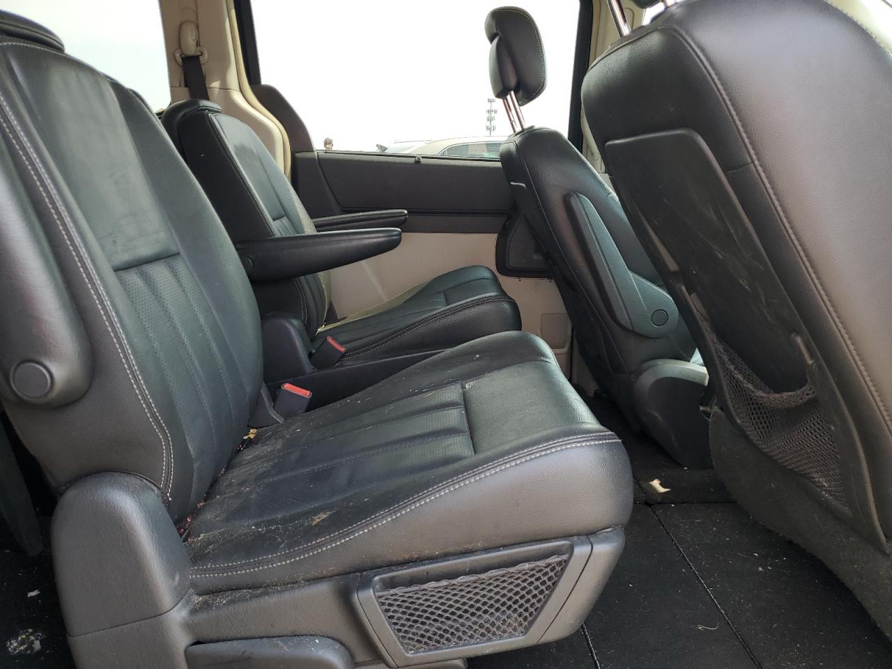 2010 Chrysler Town & Country Touring Plus VIN: 2A4RR8D14AR320664 Lot: 64826314