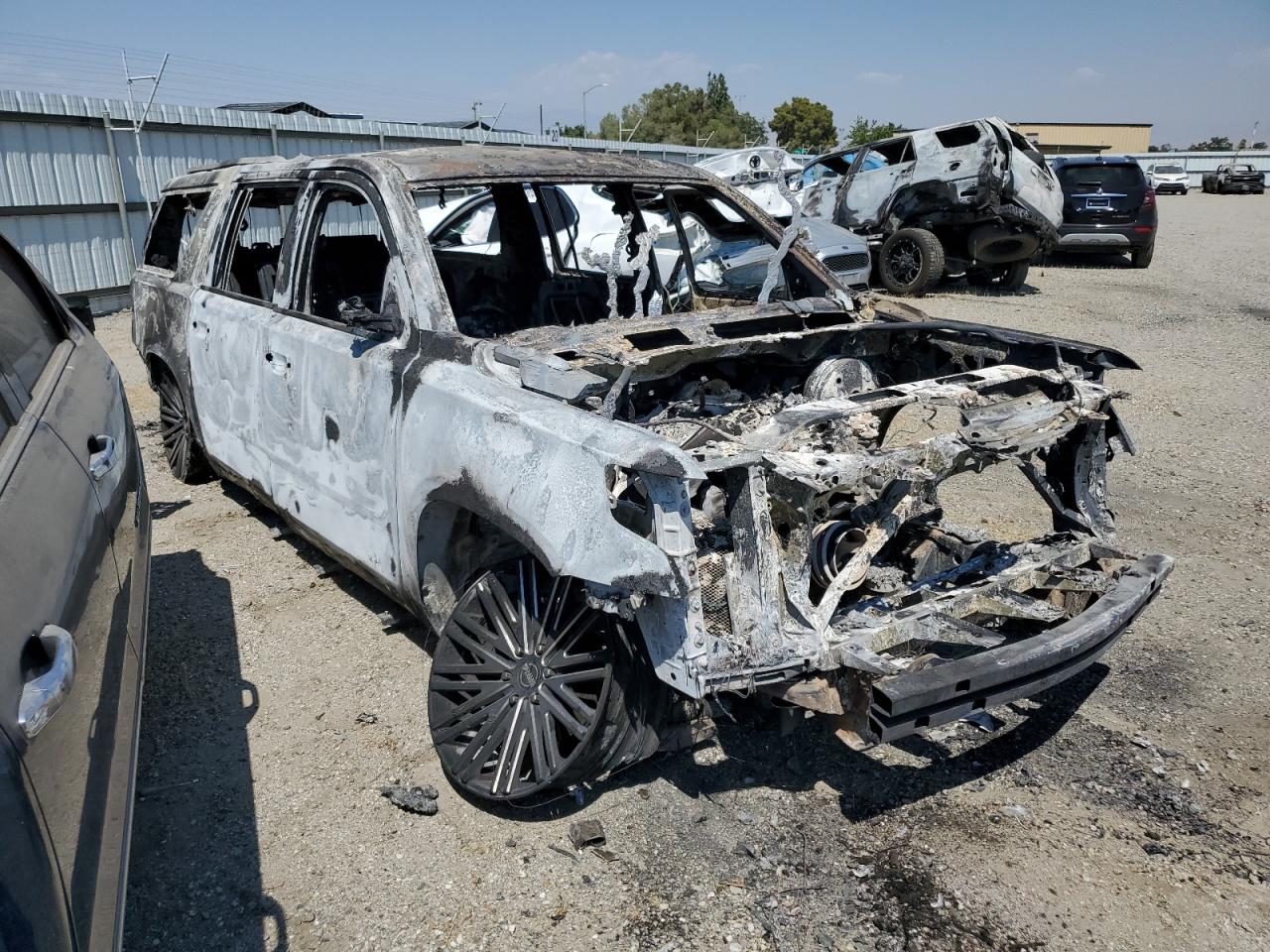 2016 Chevrolet Suburban - Image 4
