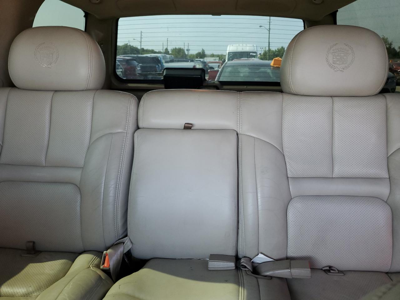 1GYEK63R2YR210601 2000 Cadillac Escalade Luxury