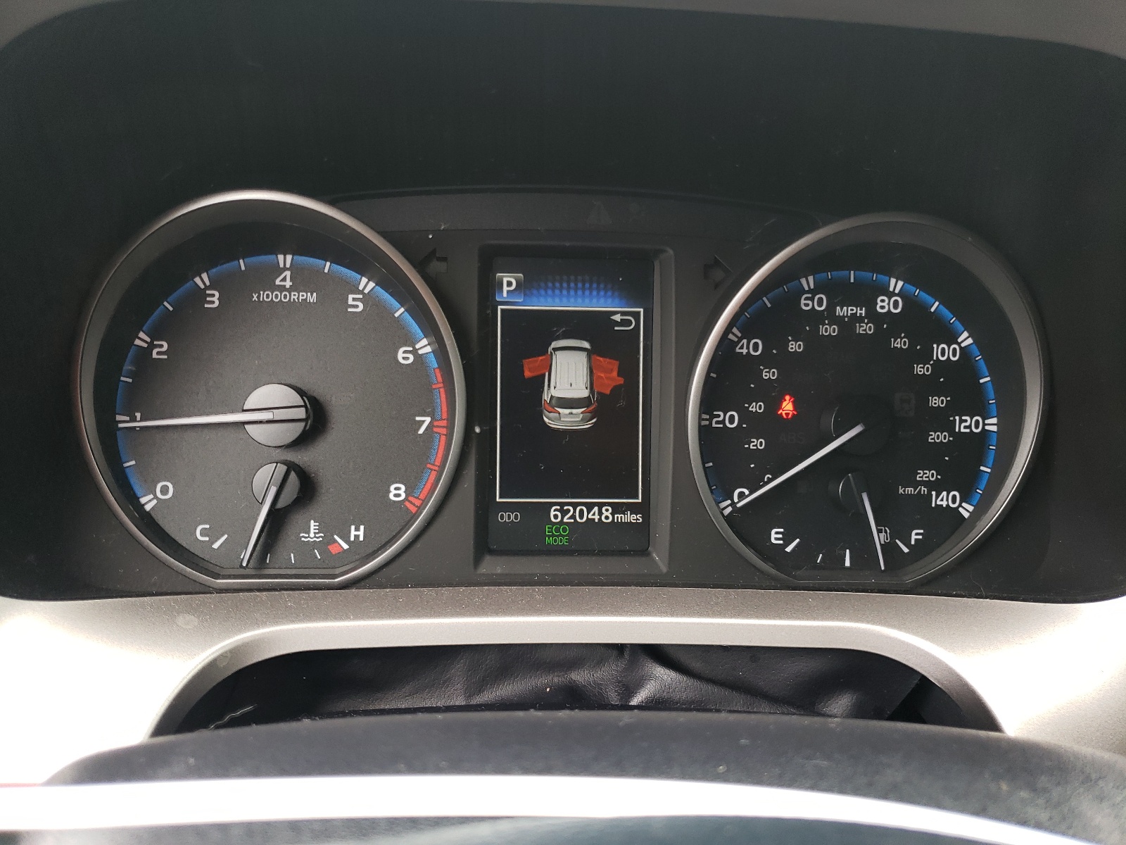 JTMBFREVXJJ743891 2018 Toyota Rav4 Le