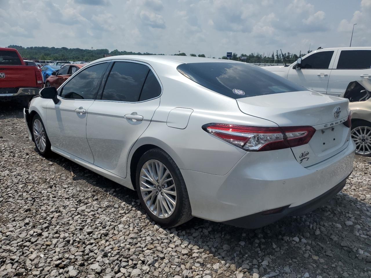 VIN 4T1B11HK4JU006200 2018 TOYOTA CAMRY no.2