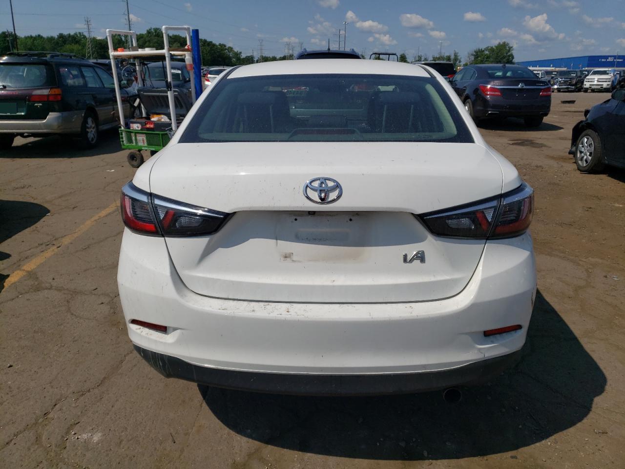 3MYDLBYV2HY164860 2017 Toyota Yaris Ia