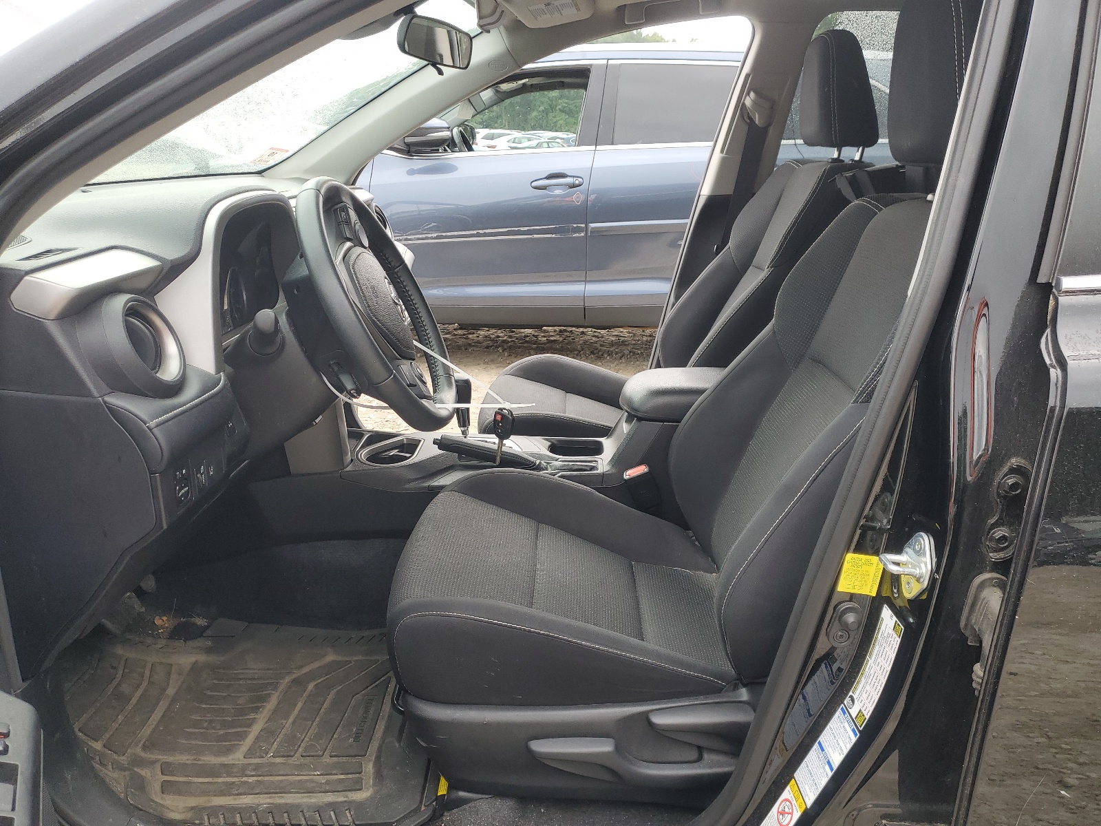 2T3RFREV8HW657862 2017 Toyota Rav4 Xle