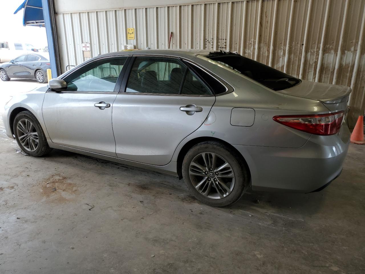 4T1BF1FK6HU438513 2017 TOYOTA CAMRY - Image 2