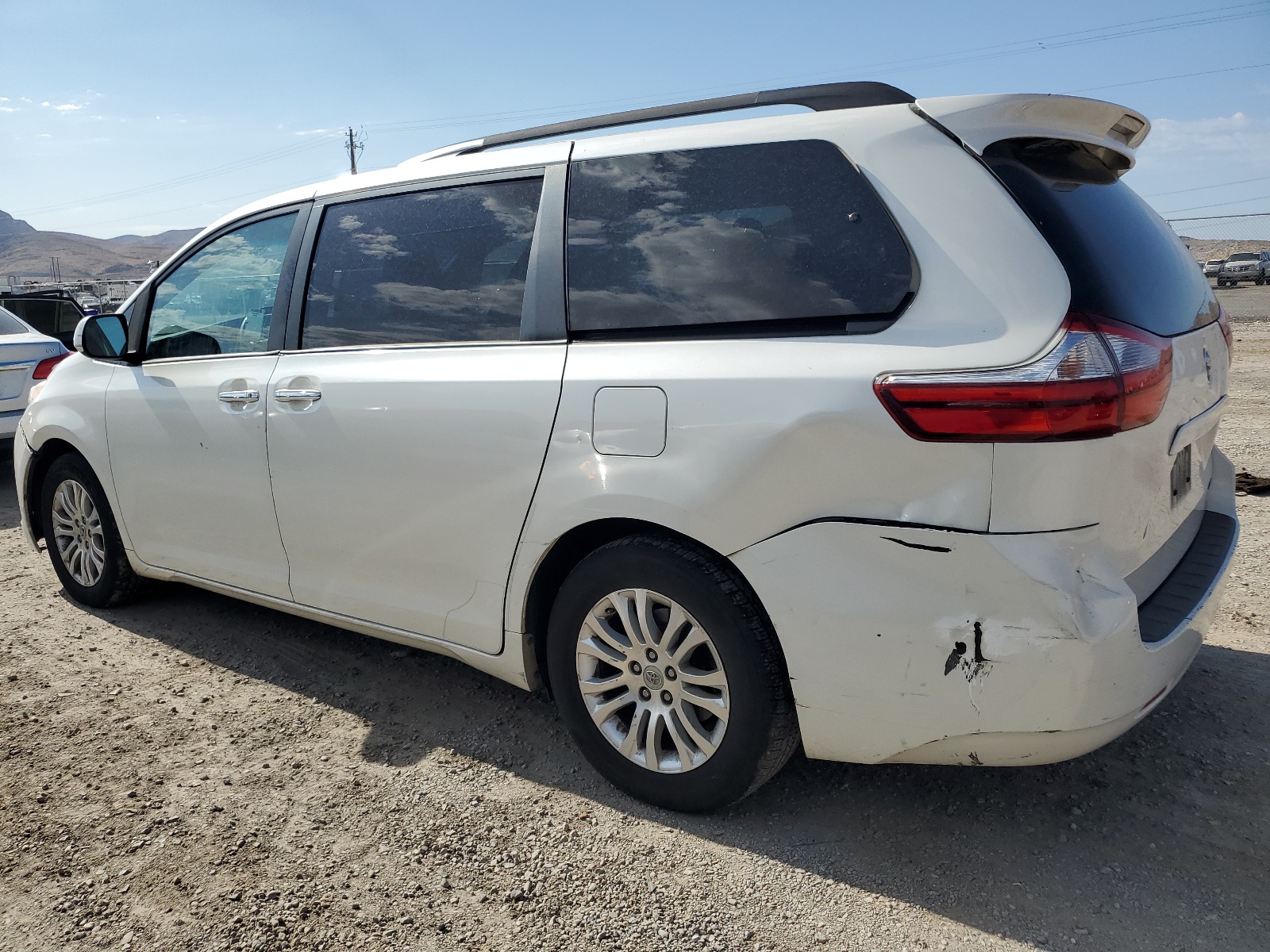 5TDYZ3DC7HS828991 2017 Toyota Sienna Xle