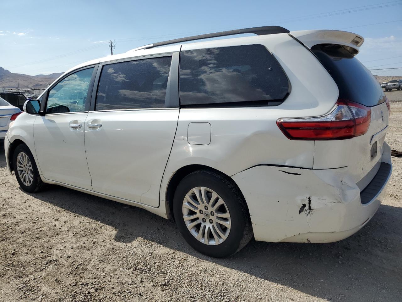 5TDYZ3DC7HS828991 2017 TOYOTA SIENNA - Image 2