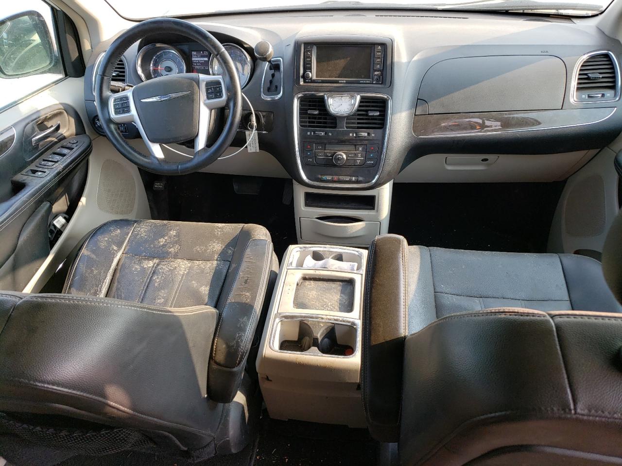 2014 Chrysler Town & Country - Image 8